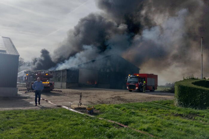 Hevige rookontwikkeling bij brand in loods