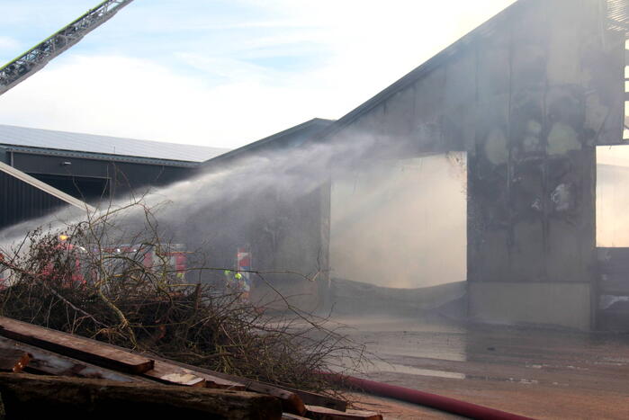 Hevige rookontwikkeling bij brand in loods