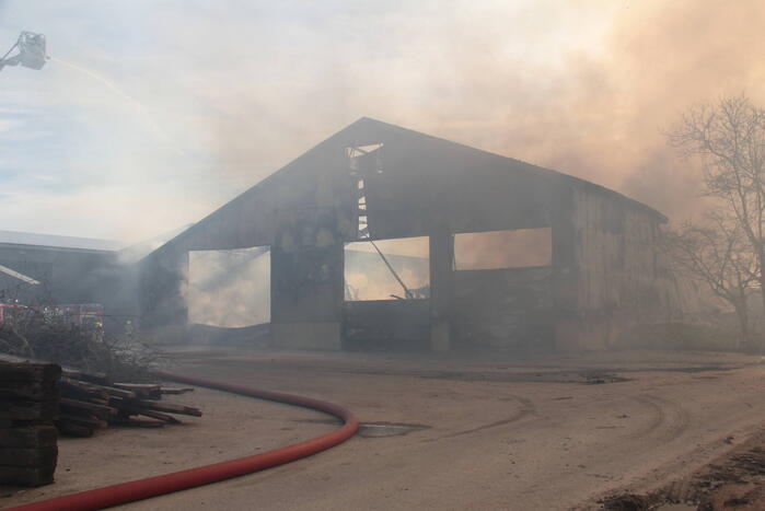 Hevige rookontwikkeling bij brand in loods