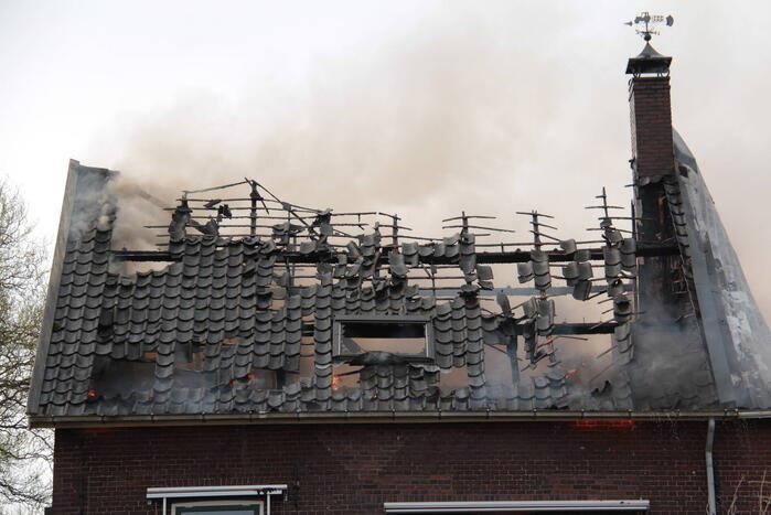 Hevige rookontwikkeling bij brand in loods