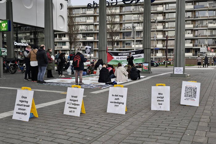 Tientallen pro-Palestijnse actievoerders gaan zitten uit protest tegen Gaza-oorlog