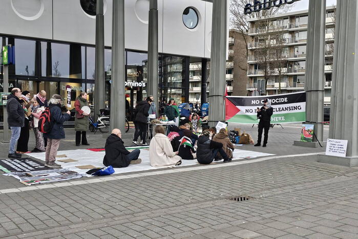 Tientallen pro-Palestijnse actievoerders gaan zitten uit protest tegen Gaza-oorlog