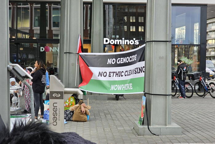Tientallen pro-Palestijnse actievoerders gaan zitten uit protest tegen Gaza-oorlog