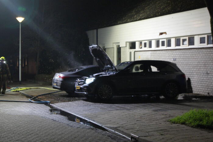 Twee auto's in brand in woonwijk