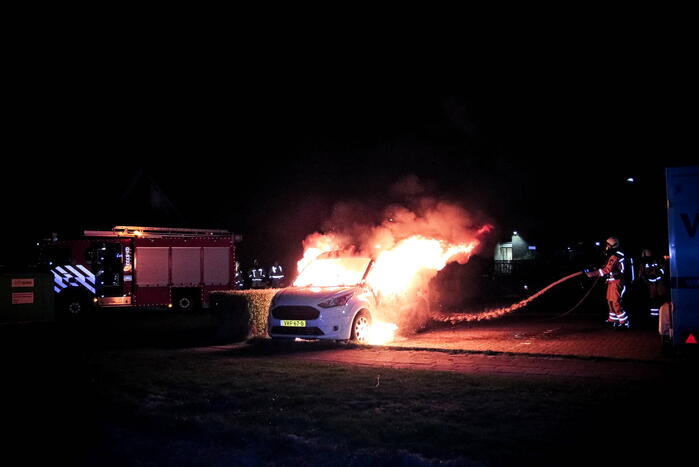 Metershoge vlammen slaan uit bestelbus