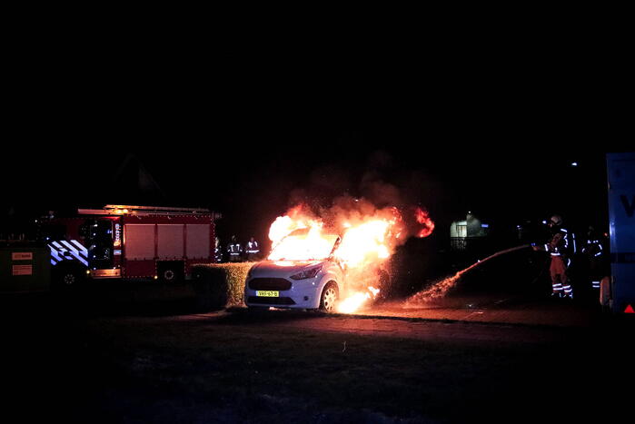 Metershoge vlammen slaan uit bestelbus