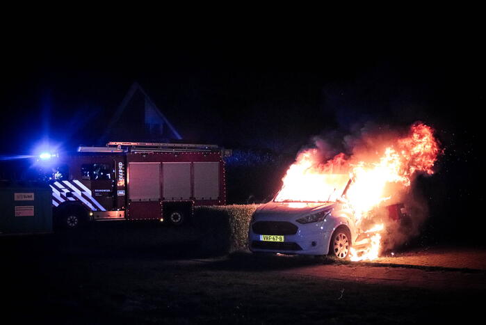 Metershoge vlammen slaan uit bestelbus