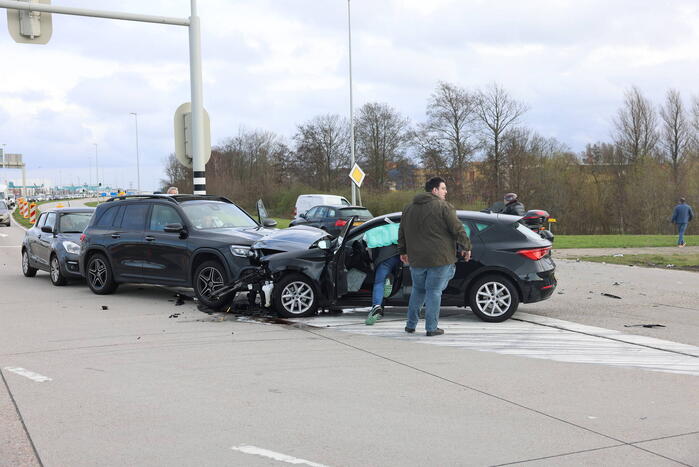 Meerdere voertuigen betrokken bij verkeersongeval op kruising