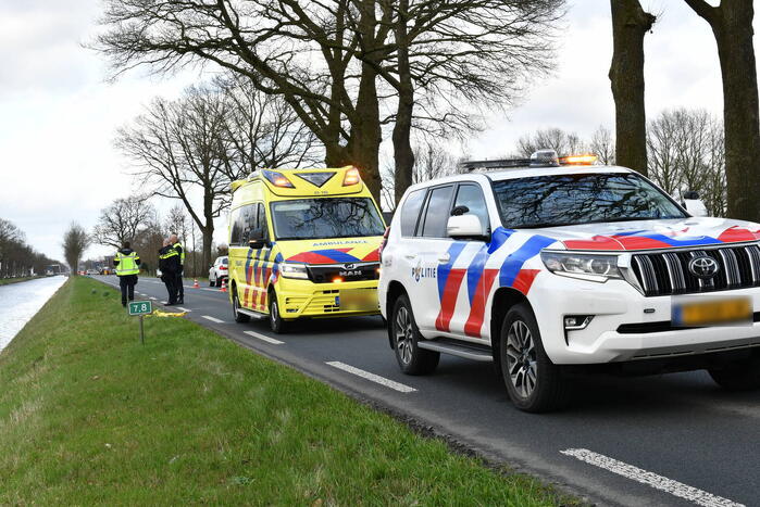 Omstanders redden man uit te water geraakte auto