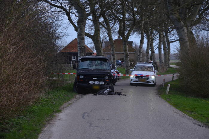 Persoon zwaargewond bij frontale aanrijding