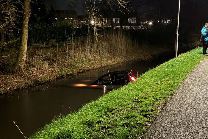 Bestuurder maakt stuurfout en rijdt water in