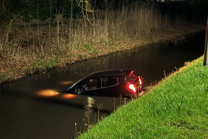 Bestuurder maakt stuurfout en rijdt water in
