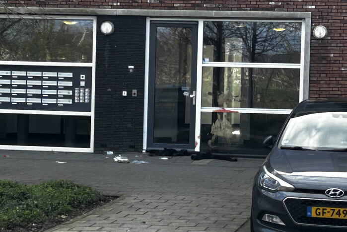 Zwaargewonde na steekpartij bij flat