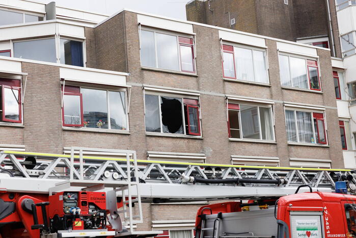 Bewoner uit brandend huis gehaald, veel schade