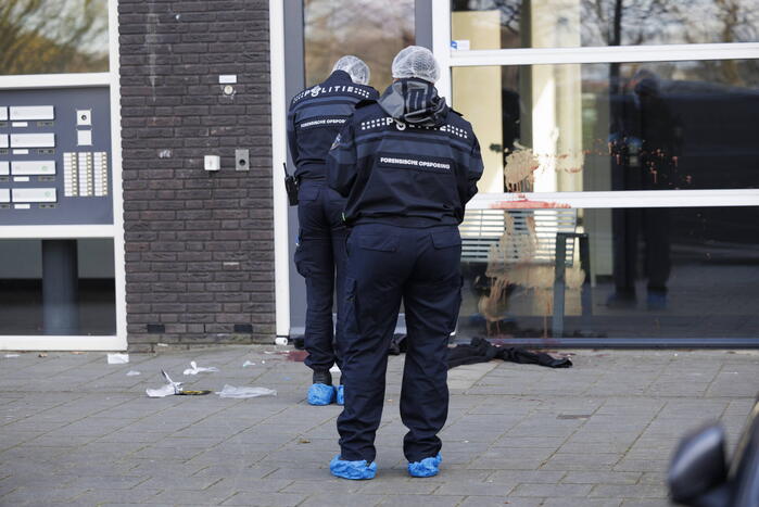 Zwaargewonde na steekpartij bij flat