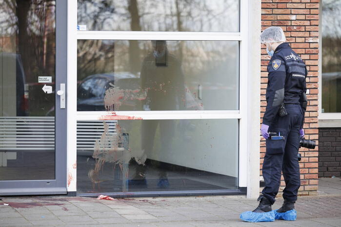 Zwaargewonde na steekpartij bij flat