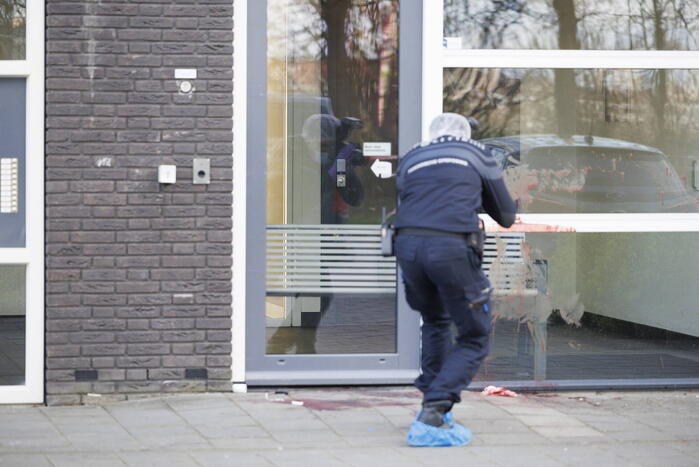 Zwaargewonde na steekpartij bij flat