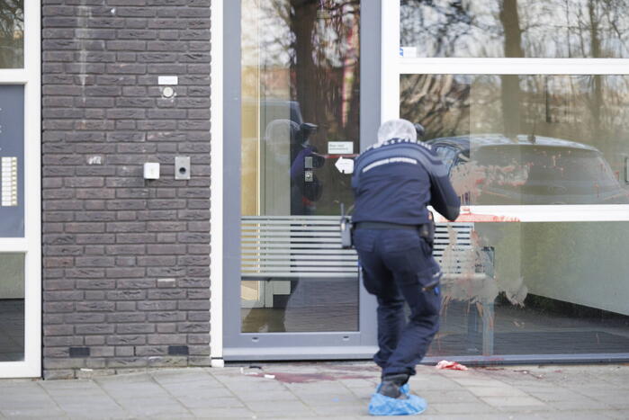 Zwaargewonde na steekpartij bij flat