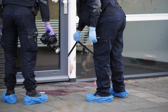 Zwaargewonde na steekpartij bij flat