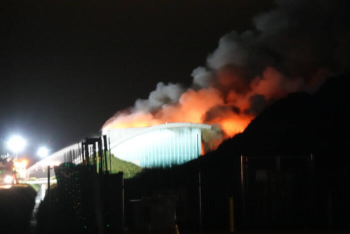 Uitslaande brand in loods, Zeelandbrug afgesloten vanwege rookontwikkeling
