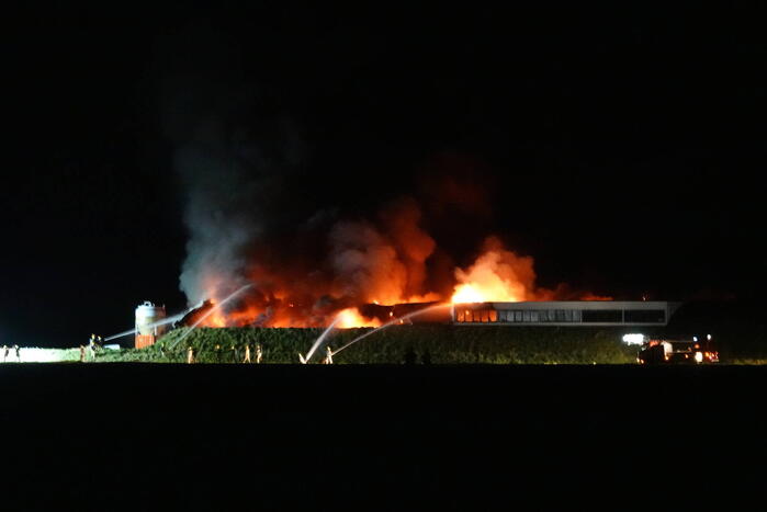 Uitslaande brand in loods, Zeelandbrug afgesloten vanwege rookontwikkeling