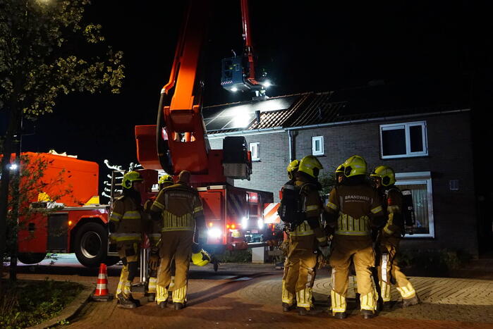 Brandweer veegt schoorsteen na brand