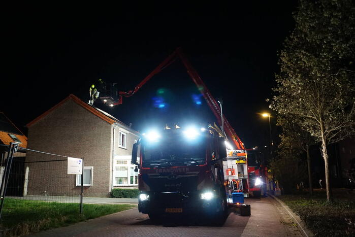 Brandweer veegt schoorsteen na brand