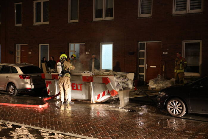 Brand in container met bouwafval