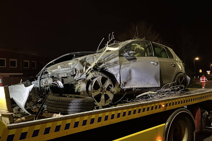 Aanhouding en ravage nadat auto crasht