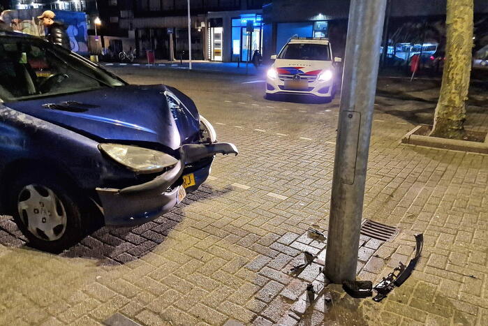 Personenwagen botst tegen lantaarnpaal