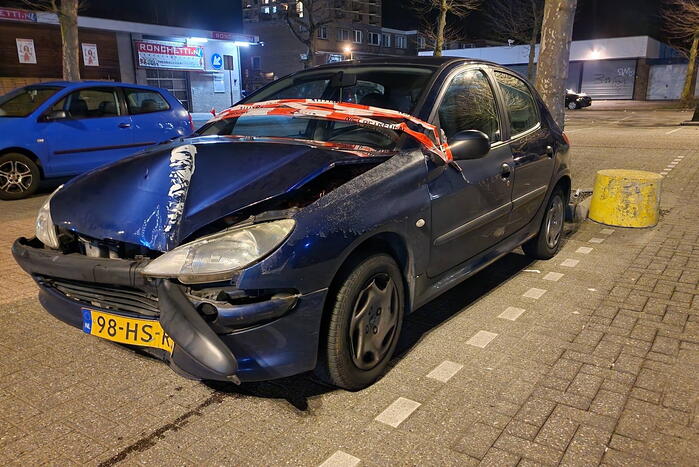 Personenwagen botst tegen lantaarnpaal