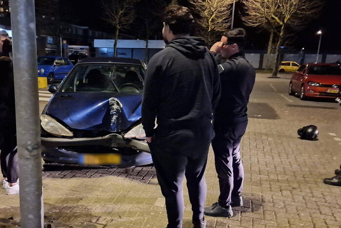 Personenwagen botst tegen lantaarnpaal