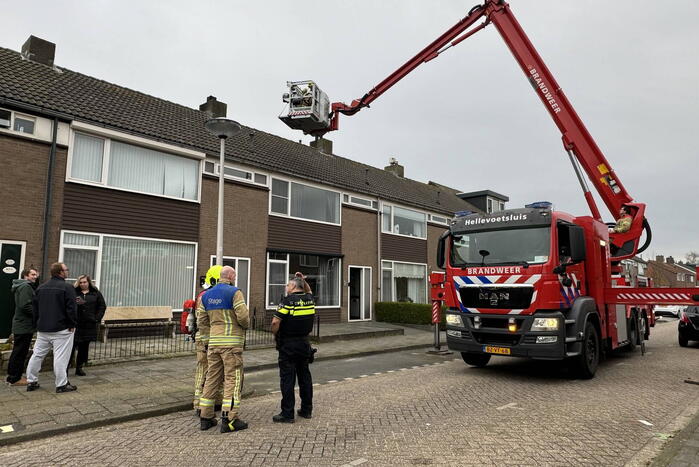 Brandweer veegt schoorsteen na brand