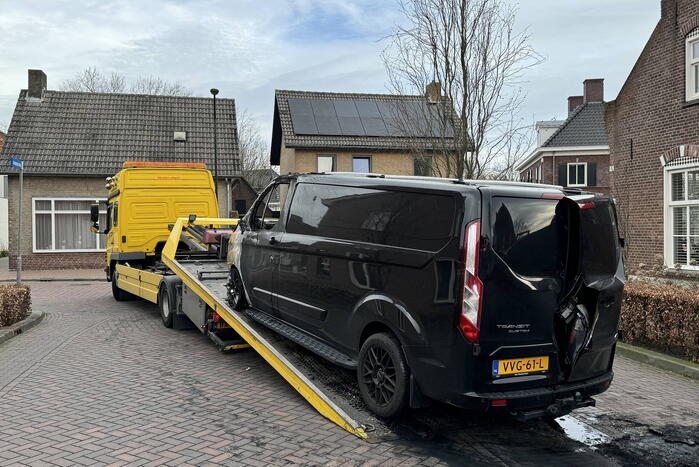 Bestelbus volledig verwoest door brand