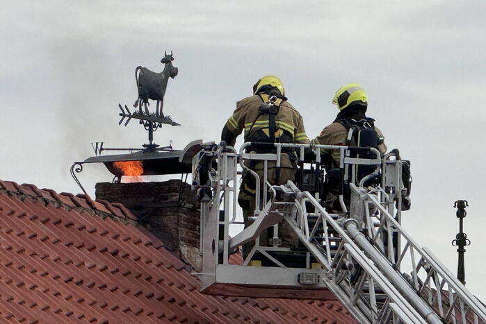 Brandweer blust brandende schoorsteen