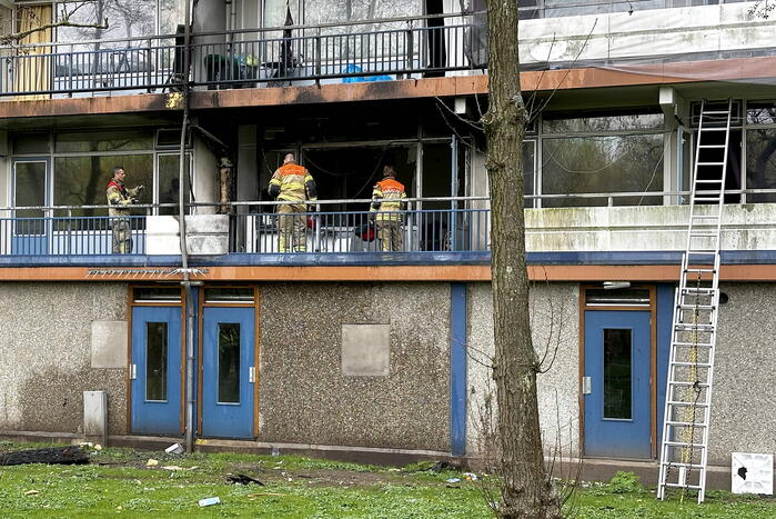 Brand uitgebroken na explosie in woning in Amsterdam Zuidoost