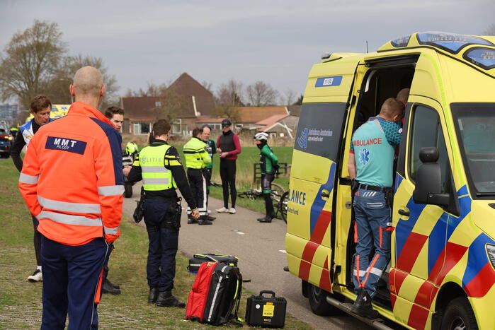 Wielrenner ernstig gewond na val