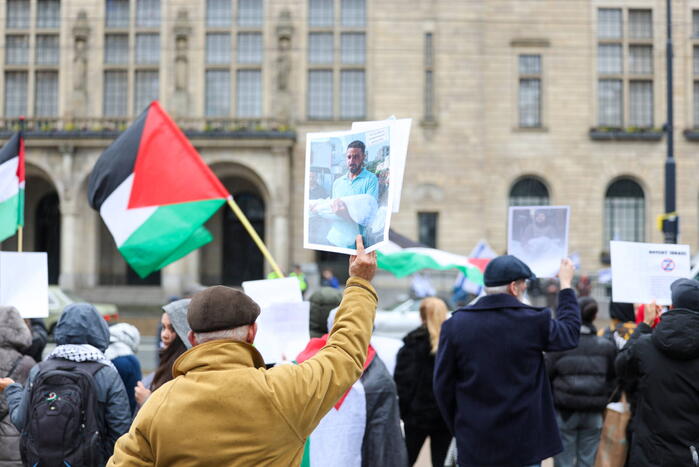 Demonstrant klimt op gebouw naast gemeentehuis