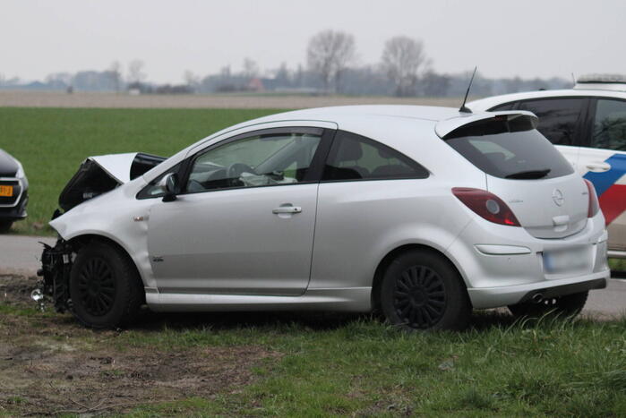 Auto belandt op op zijn kop na aanrijding