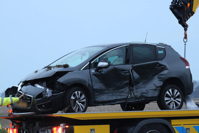 Auto belandt op op zijn kop na aanrijding