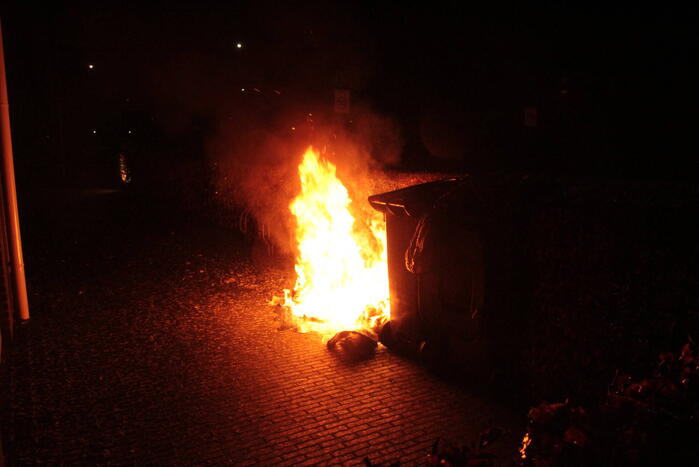 Brandweer blust kliko's die dicht bij pand staan