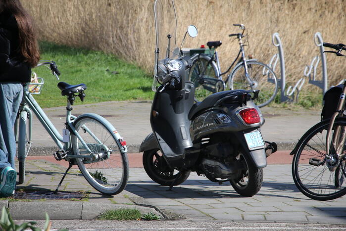 Scooterrijder gewond door botsing met bestelbus