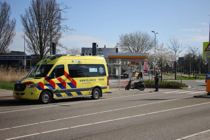 Scooterrijder gewond door botsing met bestelbus