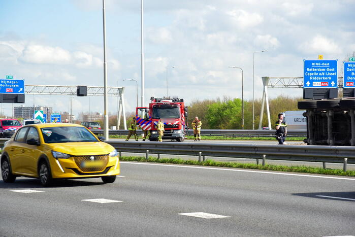 Snelweg dicht door gekantelde vrachtwagen