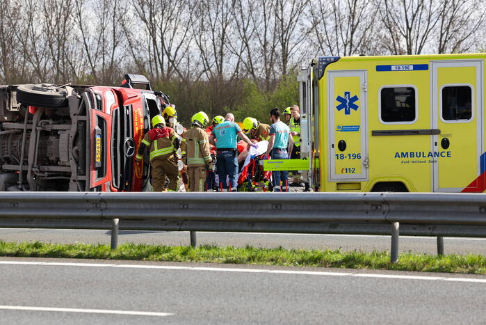 Snelweg dicht door gekantelde vrachtwagen