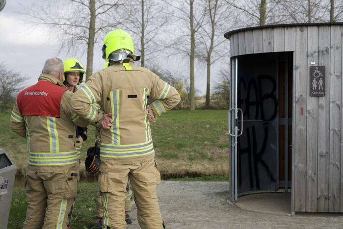 Kinderen steken vuurwerk af in openbaar toilet
