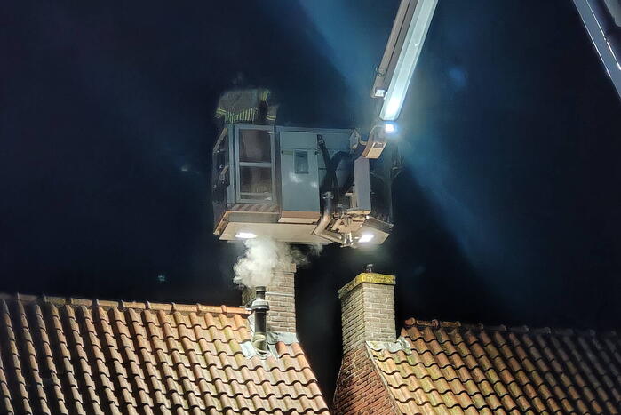 Brand in schoorsteen van woning