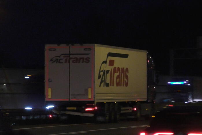 Bestuurder van bestelbus botst achterop vrachtwagen