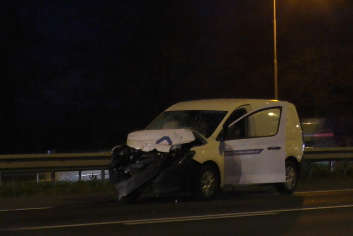 Bestuurder van bestelbus botst achterop vrachtwagen