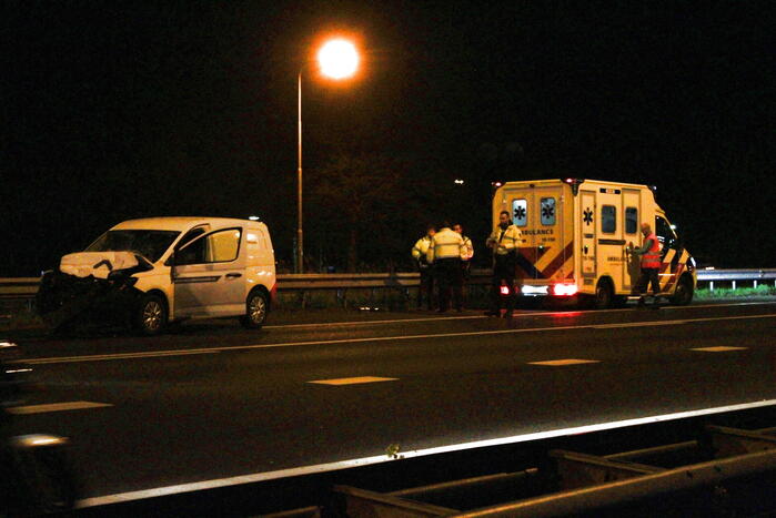 Bestuurder van bestelbus botst achterop vrachtwagen